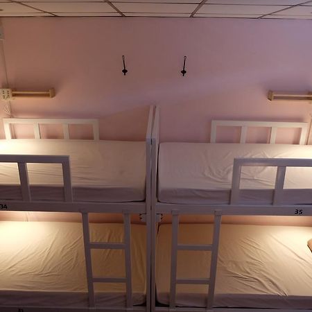 Tiny Hostel Bangkok Bagian luar foto