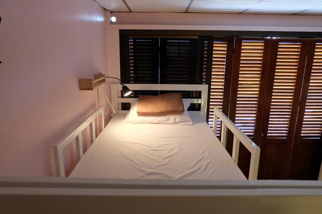 Tiny Hostel Bangkok Bagian luar foto