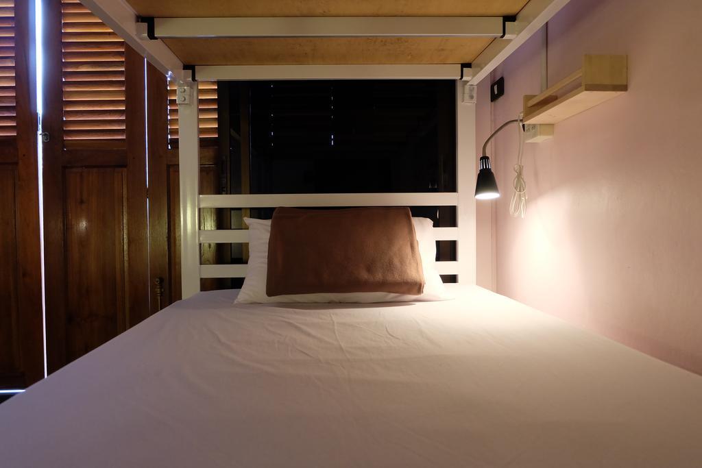 Tiny Hostel Bangkok Bagian luar foto