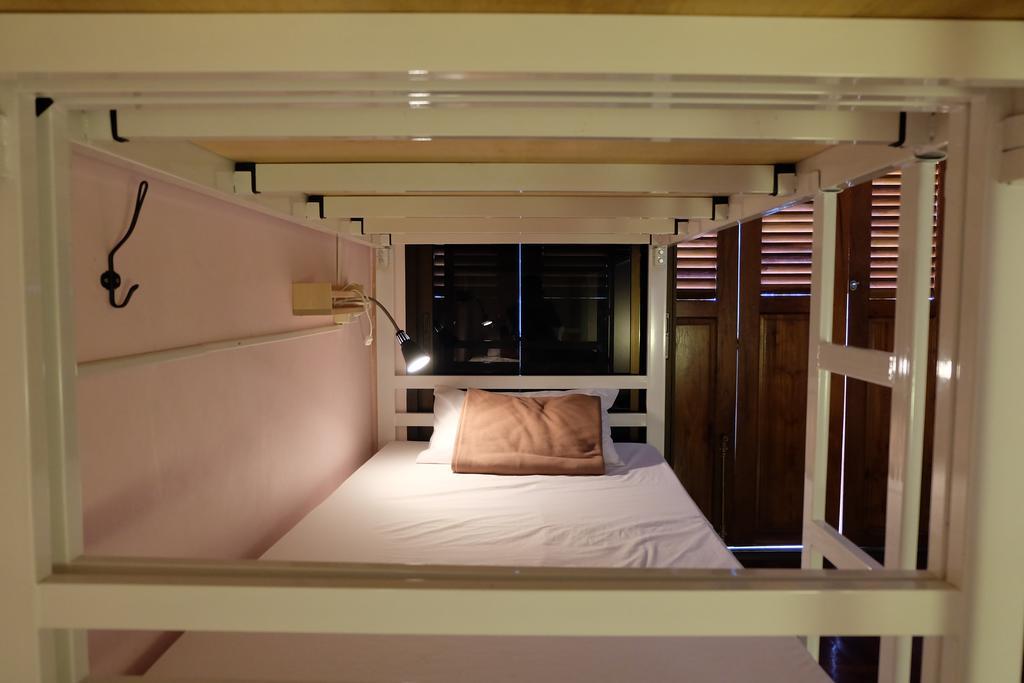 Tiny Hostel Bangkok Bagian luar foto