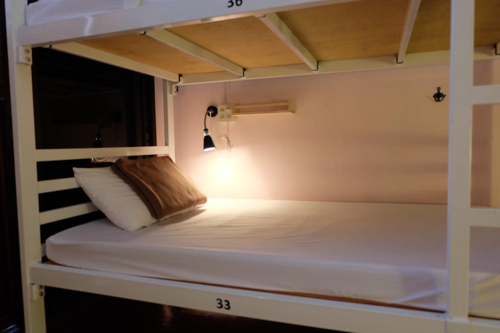 Tiny Hostel Bangkok Bagian luar foto