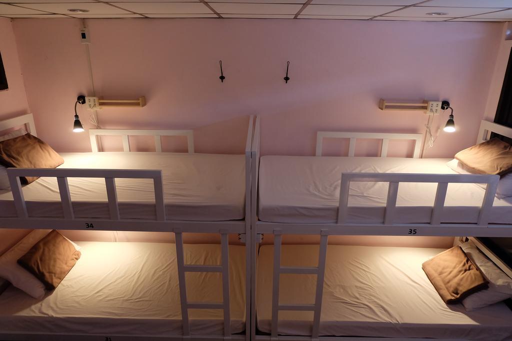 Tiny Hostel Bangkok Bagian luar foto