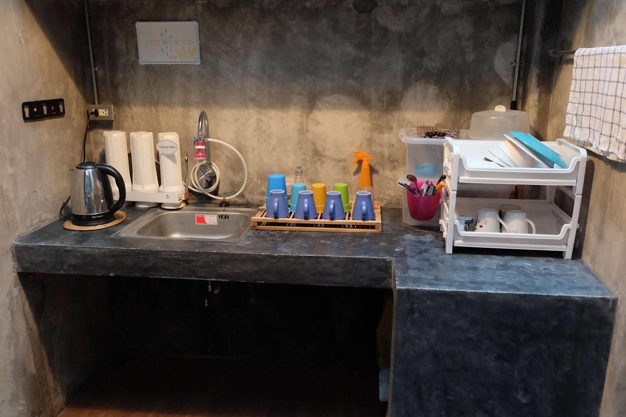 Tiny Hostel Bangkok Bagian luar foto
