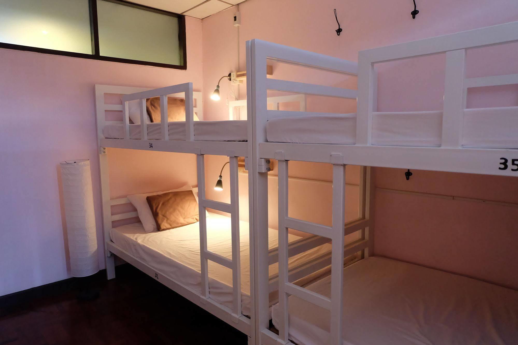 Tiny Hostel Bangkok Bagian luar foto