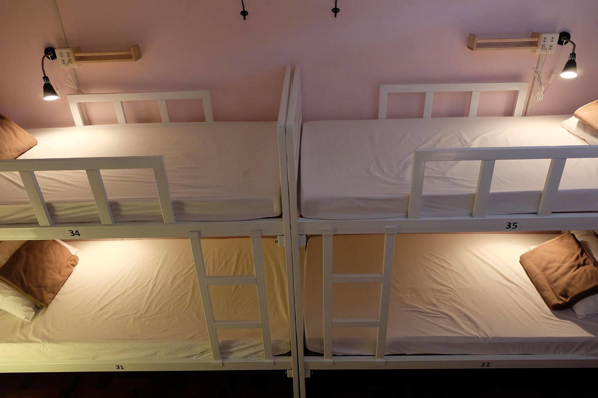 Tiny Hostel Bangkok Bagian luar foto