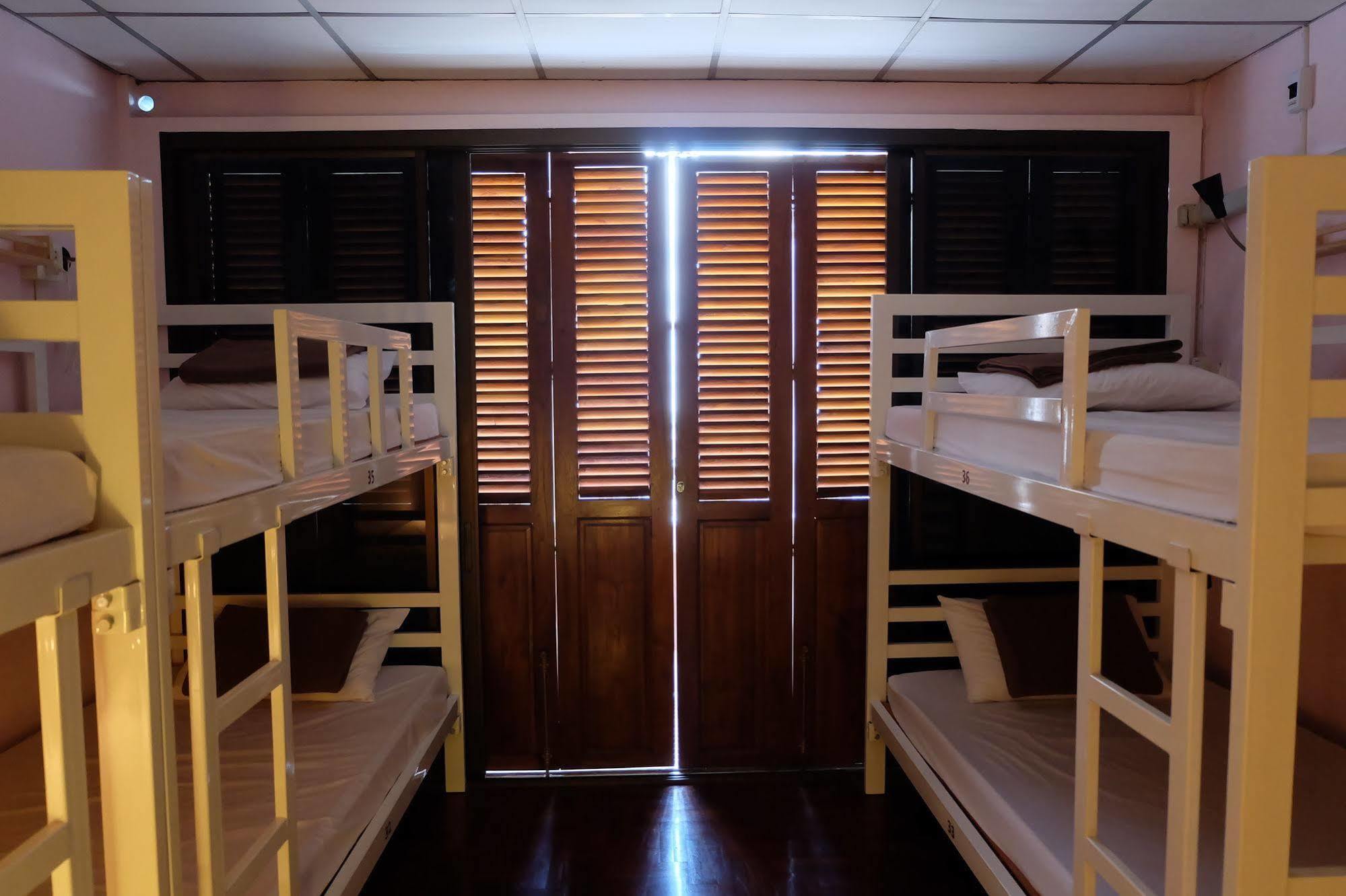 Tiny Hostel Bangkok Bagian luar foto