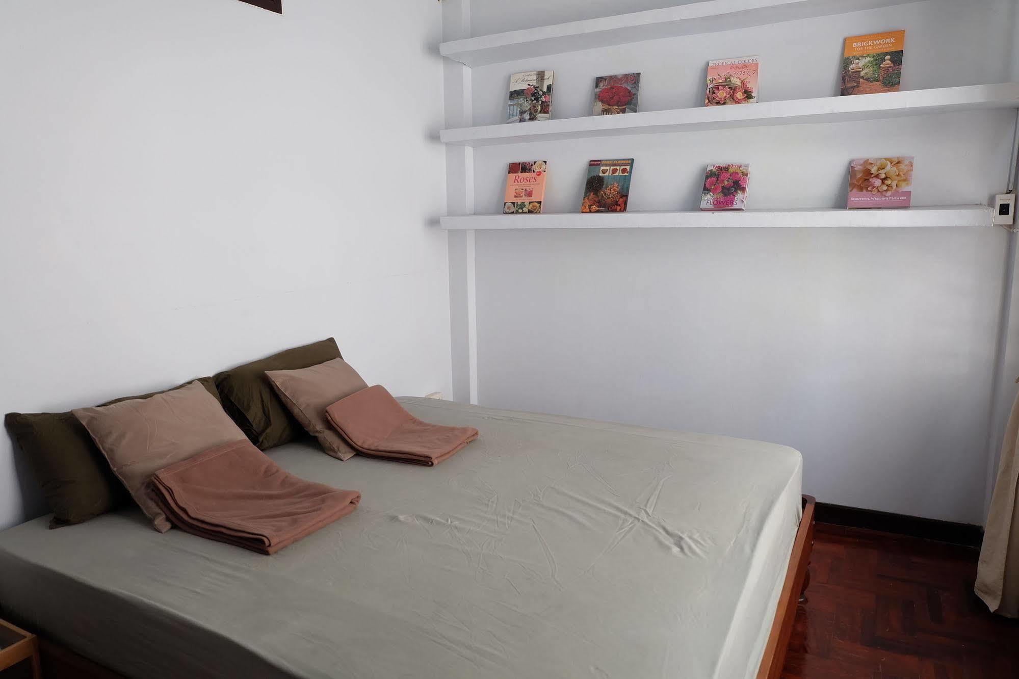 Tiny Hostel Bangkok Bagian luar foto