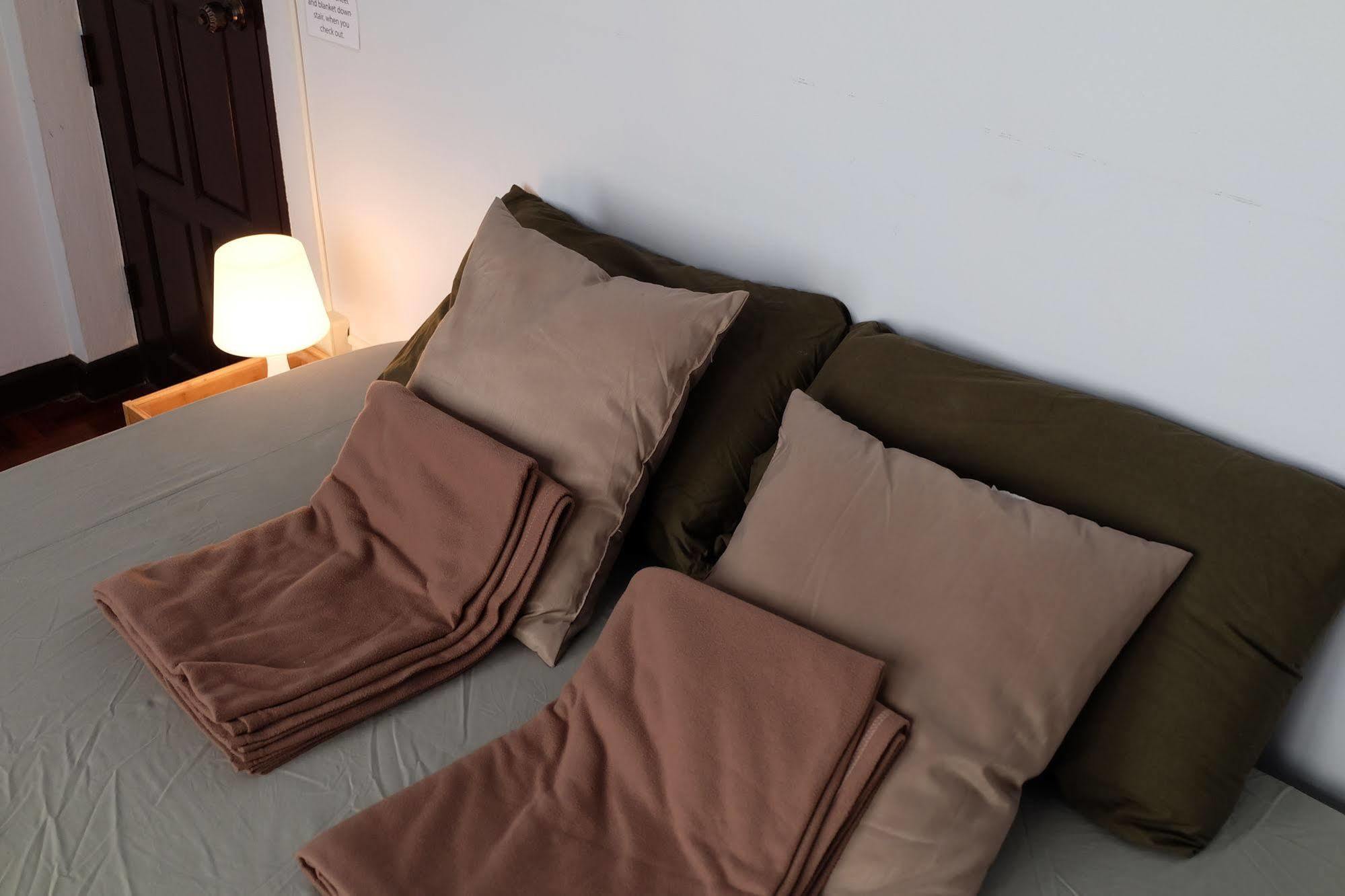 Tiny Hostel Bangkok Bagian luar foto