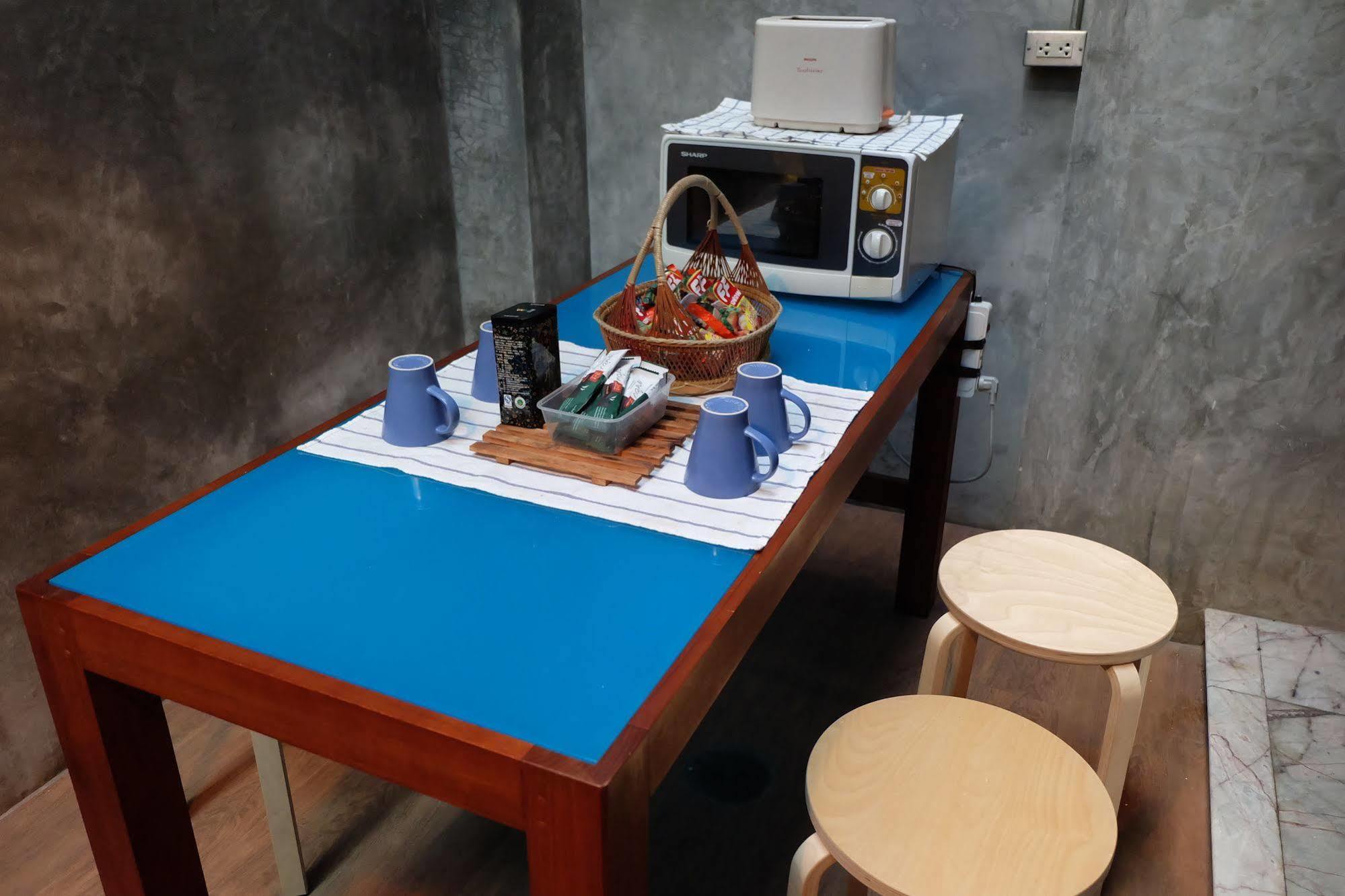 Tiny Hostel Bangkok Bagian luar foto