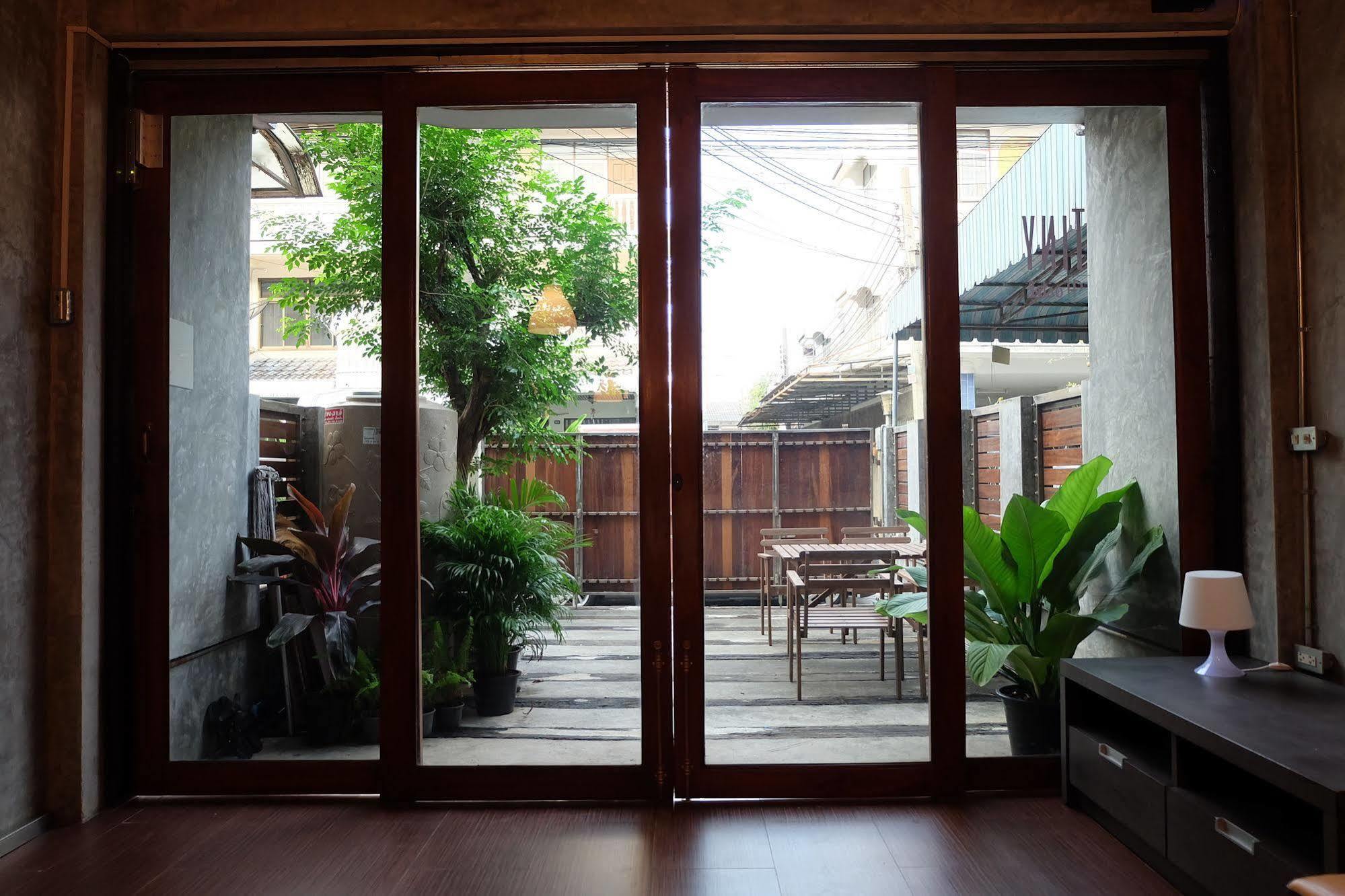 Tiny Hostel Bangkok Bagian luar foto