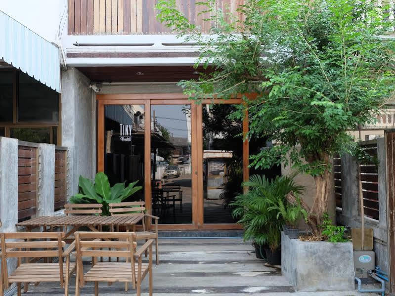 Tiny Hostel Bangkok Bagian luar foto